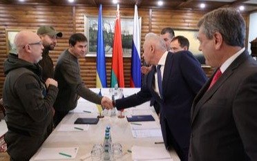 Ucrania anuncia “resultados positivos” sobre corredores humanitarios en negociaciones con Rusia
