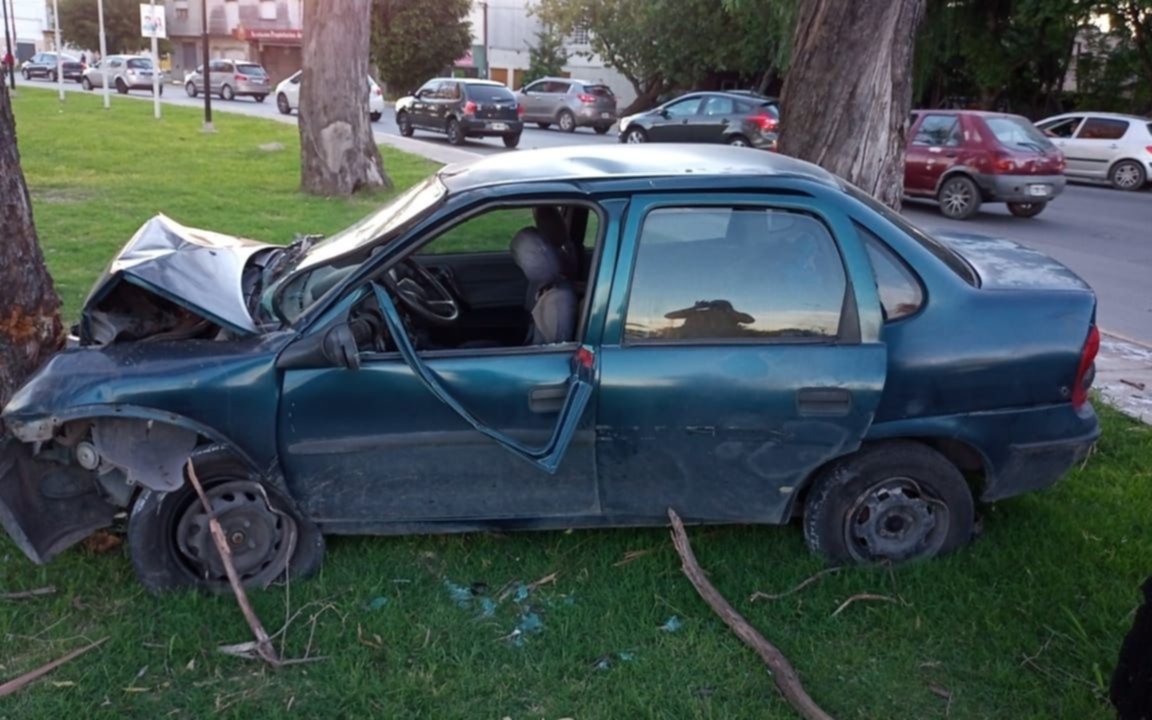 Perdió el control de su Chevrolet Corsa e impactó contra un árbol en 120 y 32