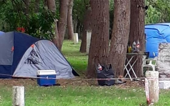 Violación en un camping de Miramar: los acusados tiene prohibido salir del país