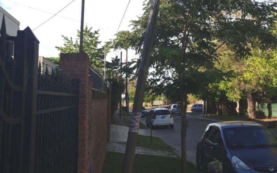 Reclamo por un poste de la red eléctrica en mal estado