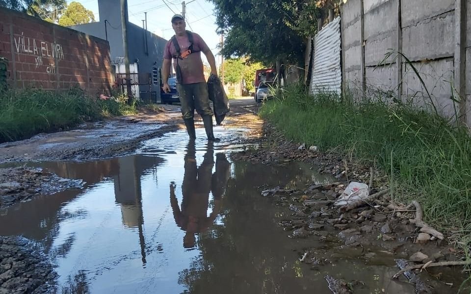 Seis meses con la calle anegada en Villa Elvira