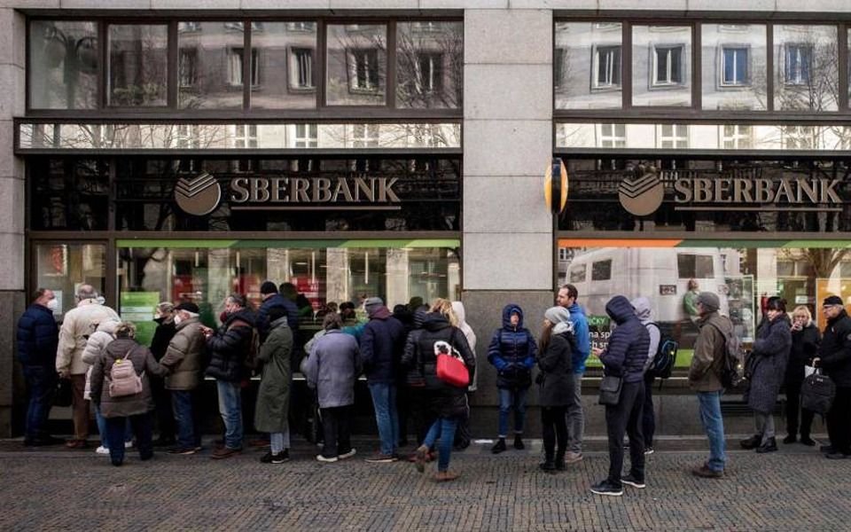 Cepo en Rusia: ordenar suspender venta de divisas por seis meses