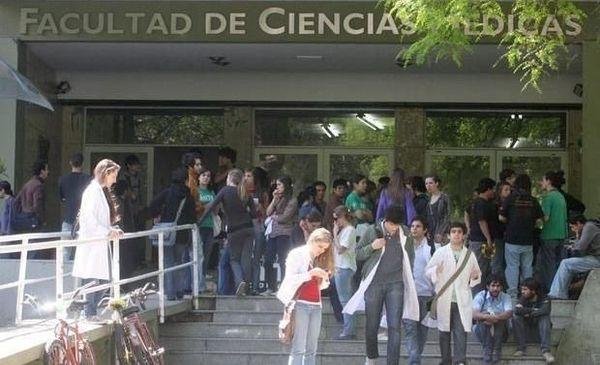 Elecciones en Medicina: graduados votan entre divisiones internas y “la mano de la Provincia” en el armado de listas