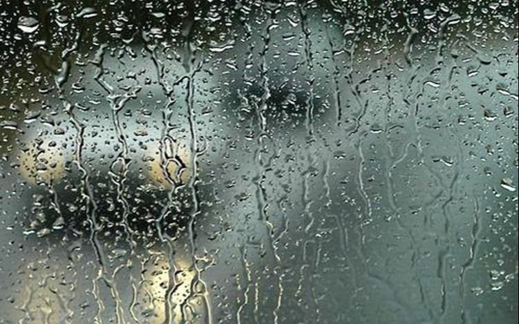 Arranca con tormentas y termina nublado