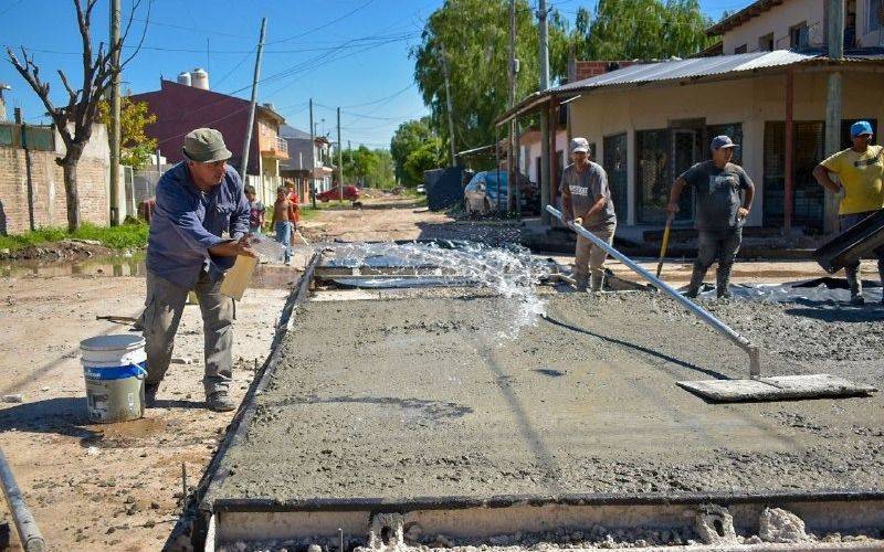 Ejecución de asfaltos en la ribera de Quilmes