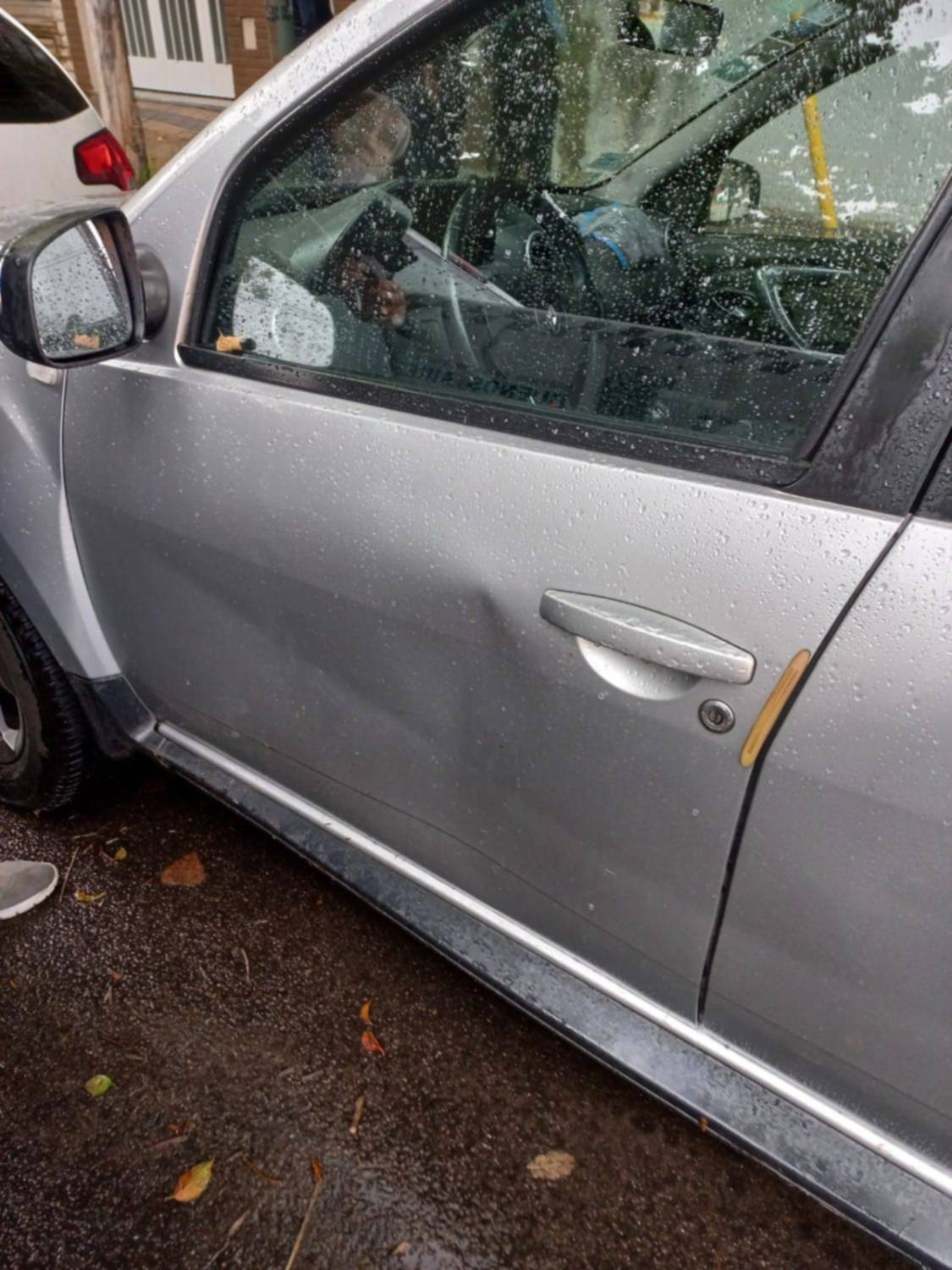 Ataque de furia: a golpes y patadas dañó un auto que le tapaba el garage en 47 y 16