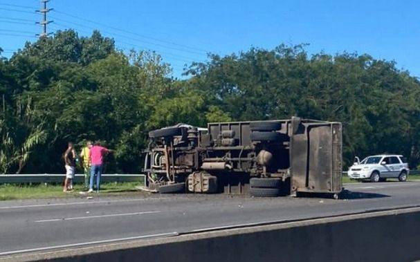 Volcó camión del GIRSU en la autopista
