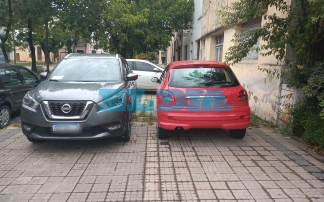 Ya ni por la vereda se puede caminar: el "Estacioná donde quieras" sigue sumando reclamos