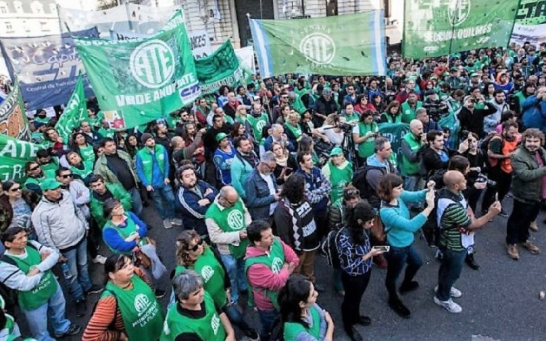 Empleados estatales tendrán que abonar un “aporte solidario”