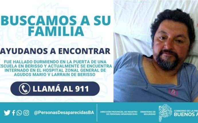 Buscan de manera urgente a familiares de un hombre que dormía en la puerta de una escuela en Berisso