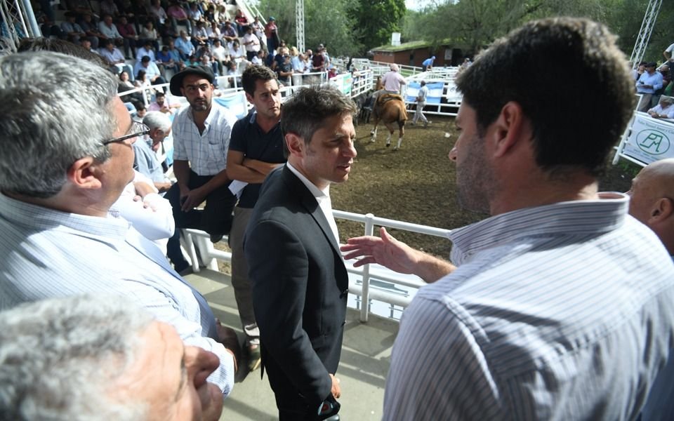 Kicillof estuvo en la Fiesta del Ternero y entregaron patrulleros en Ayacucho
