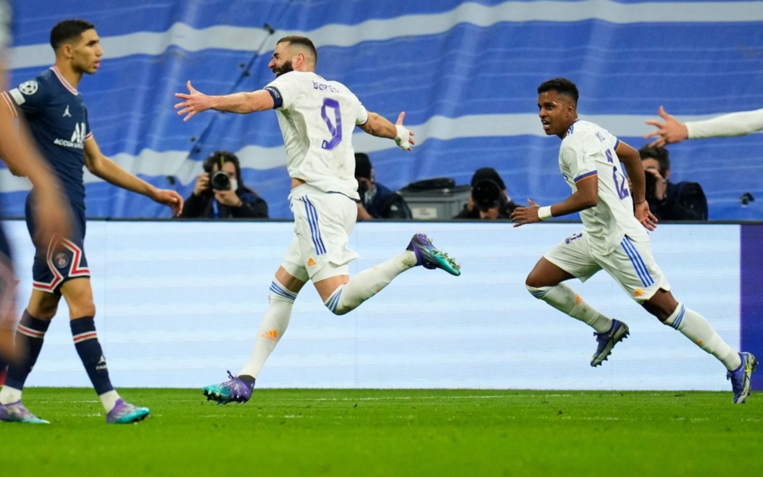 Benzemá habló de "fuerza mental" y Ancelotti destacó la "magia del Bernabéu y del público de Real"