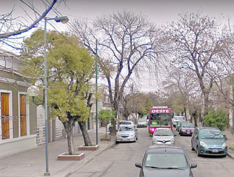 Motochorros roban un auto a punta de pistola y casi se llevan a una nena