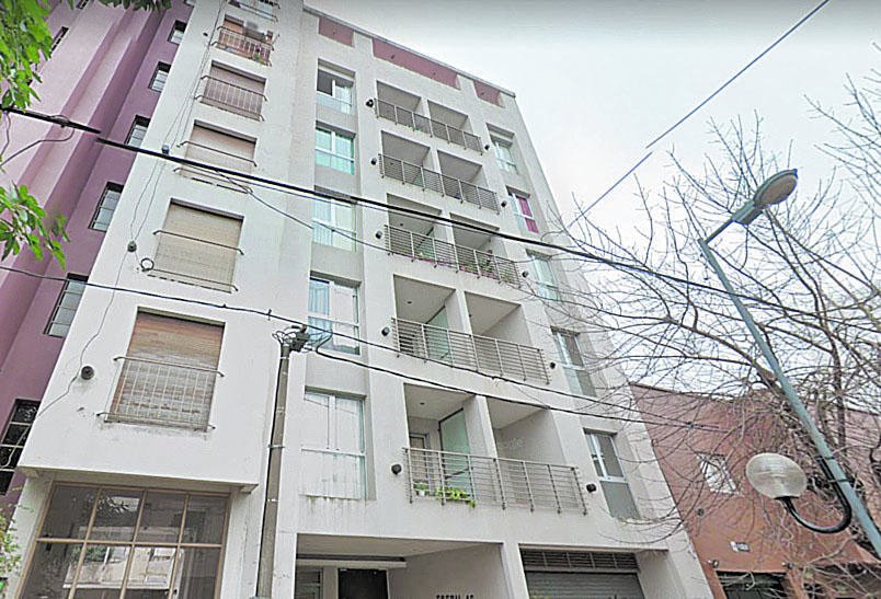 Una joven se salvó al caer al vacío desde un 2º piso