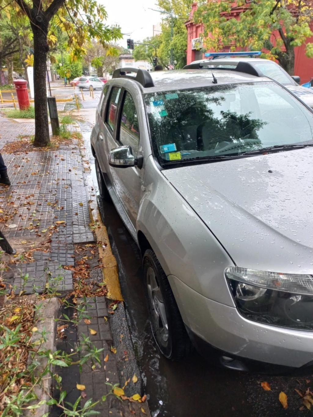 Le taparon el garaje, se enfureció y terminó detenido