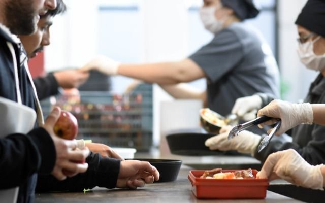 Ya funciona el Comedor Universitario nocturno: dónde sacar el ticket y retirar la vianda, y en qué horario