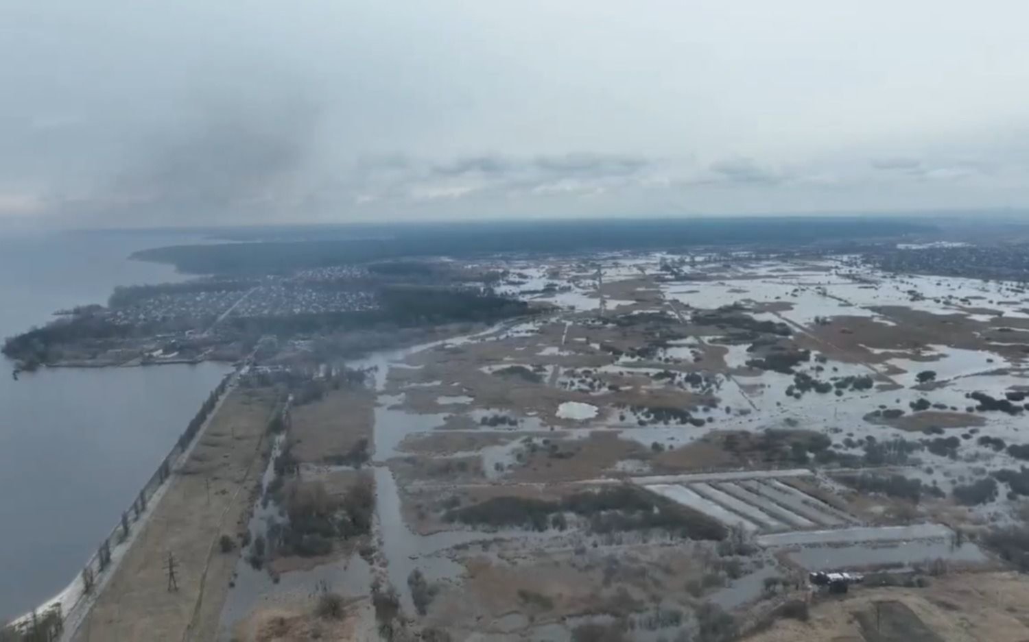 Kiev bajo asedio: En el oeste, satélites captaron inundaciones en señal de una "guerra hidráulica"