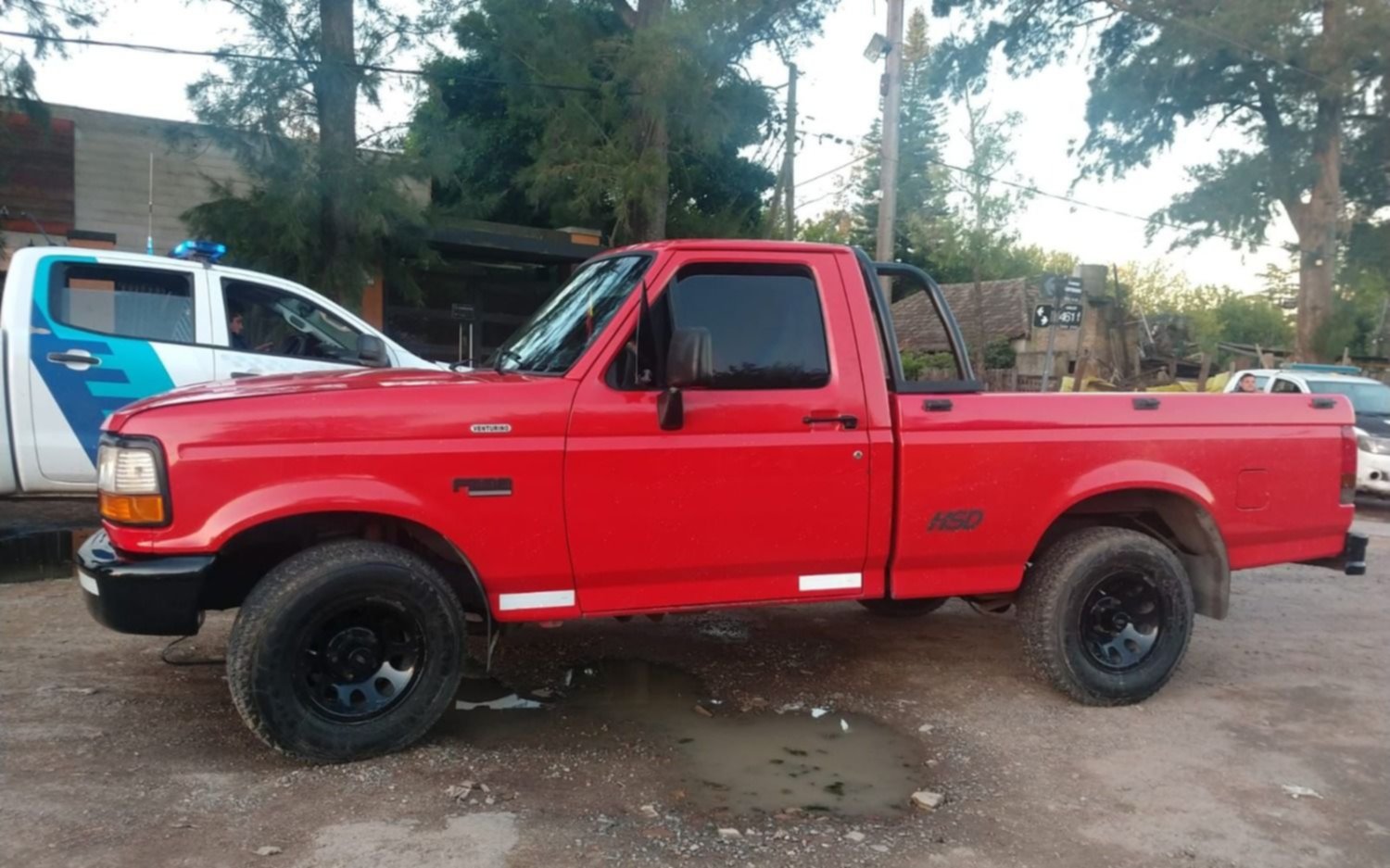 Robaron una F-100 en La Plata, la llevaron "de tiro" con una Ecosport y cayeron en City Bell