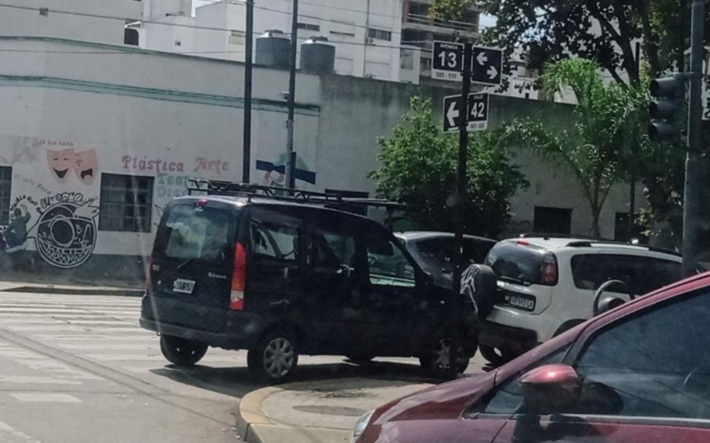El mal estacionamiento se expande en la Ciudad