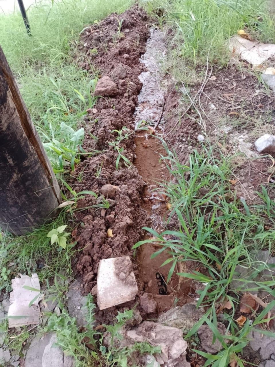 Reclamo por cañería rota y baja presión de agua