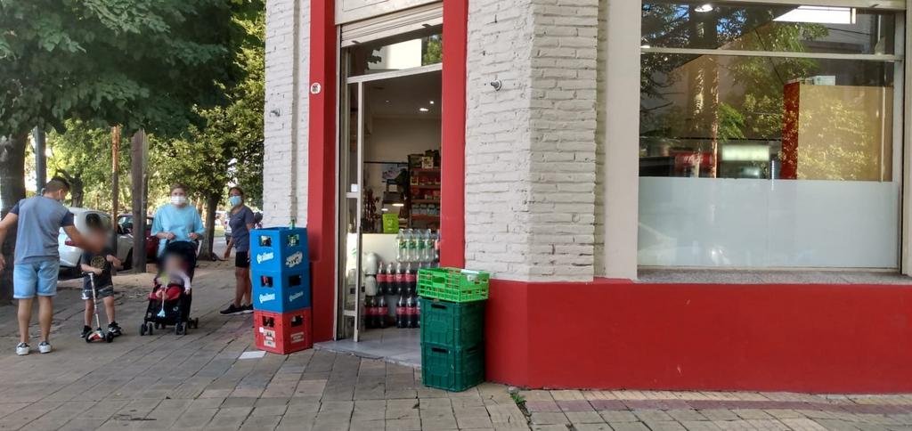 Intimidó a sus víctimas con un arma e insultos y se llevó una caja registradora