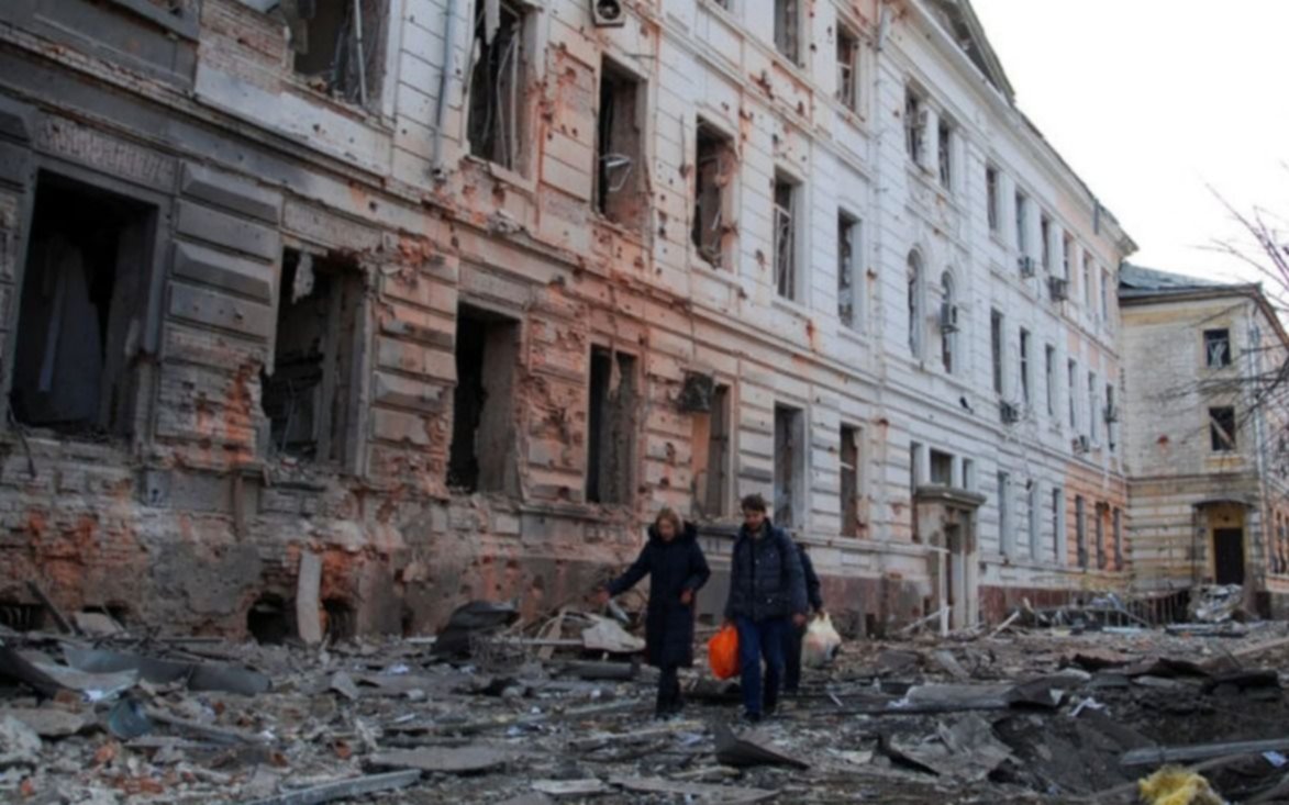 Denuncian otro brutal ataque de Rusia: ahora bombardeó un hospital psiquiátrico de Jarkov