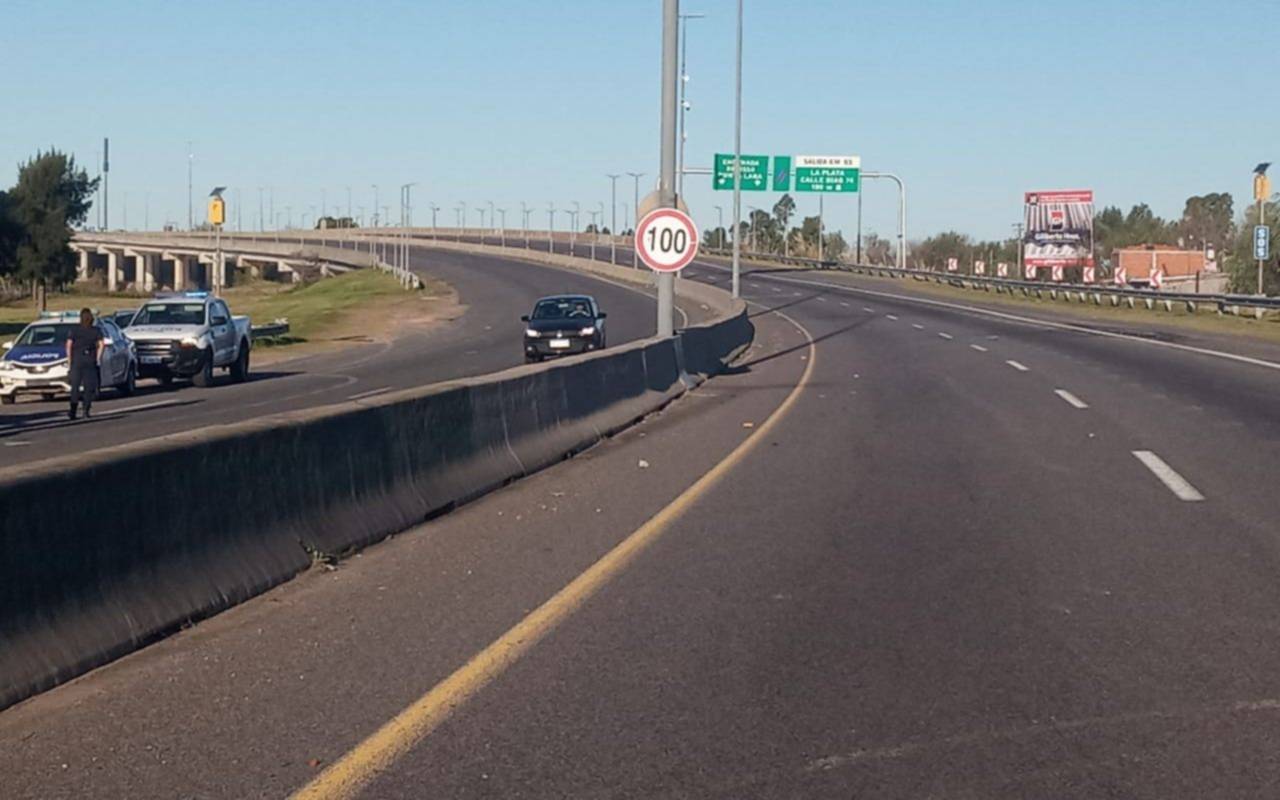 Una lluvia de billetes frenó el tránsito en la Autopista: ¿qué pasó? ¿de dónde caían?