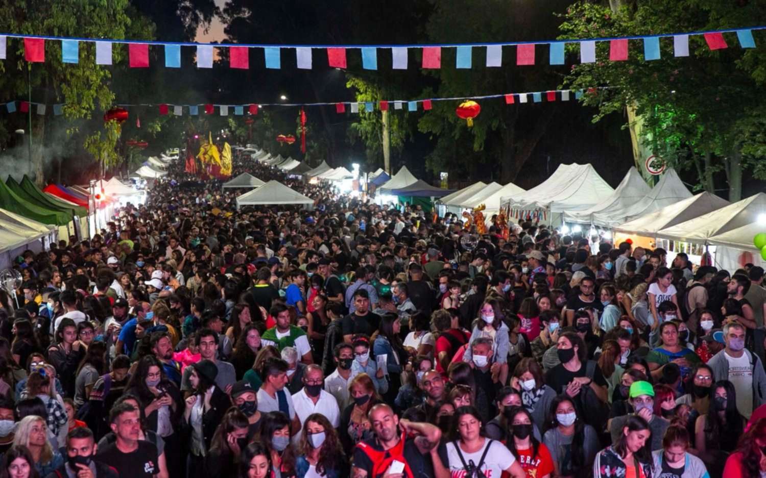Una multitud en el Bosque platense en la celebración del Año Nuevo Chino