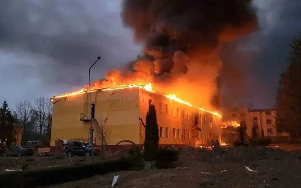 Rusia bombardeó una base militar en Lviv, muy cerca de Polonia