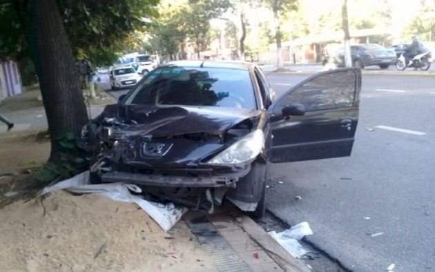 Manejaba borracho, chocó a un auto estacionado y terminó incrustado contra un árbol en avenida 60