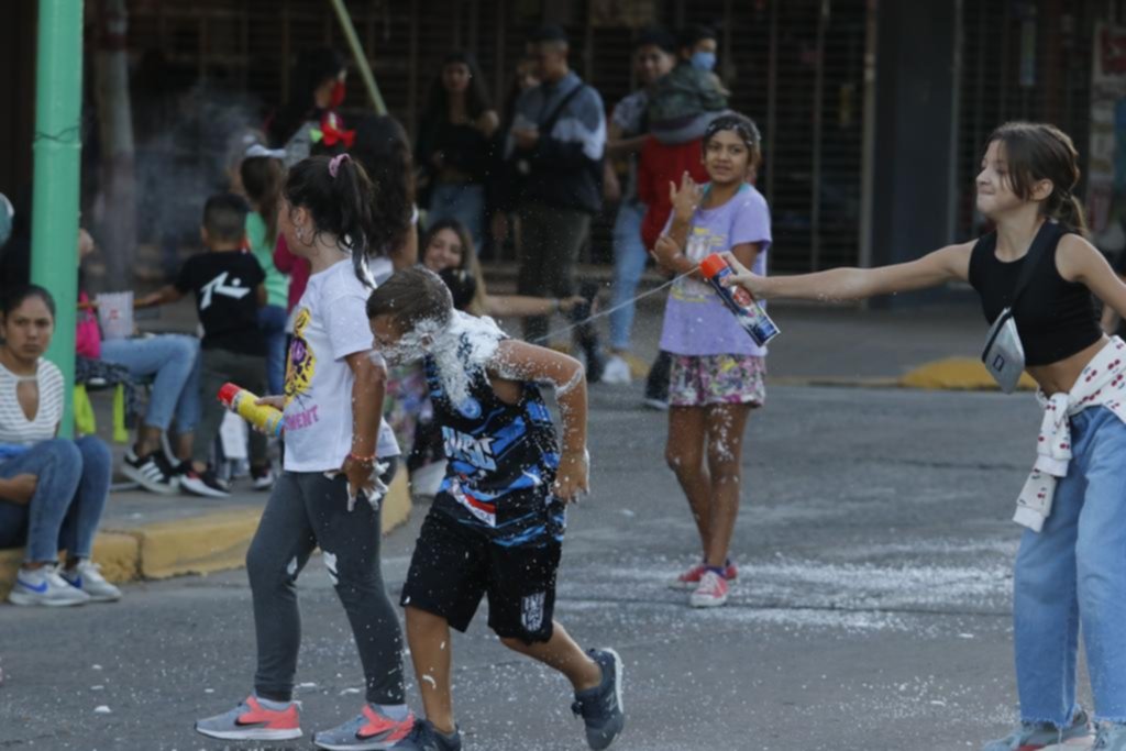 Nieve, música y bailes en el carnaval de Berisso