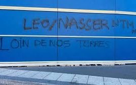"Leo/Nasser, lejos de nuestra tierra": las pintadas de los hinchas del PSG