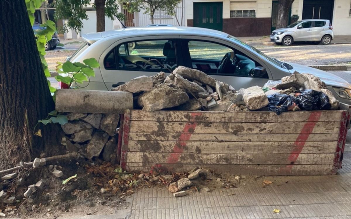 Absa hizo una obra y denuncia que hace 3 meses tiene los escombros en la puerta de su casa