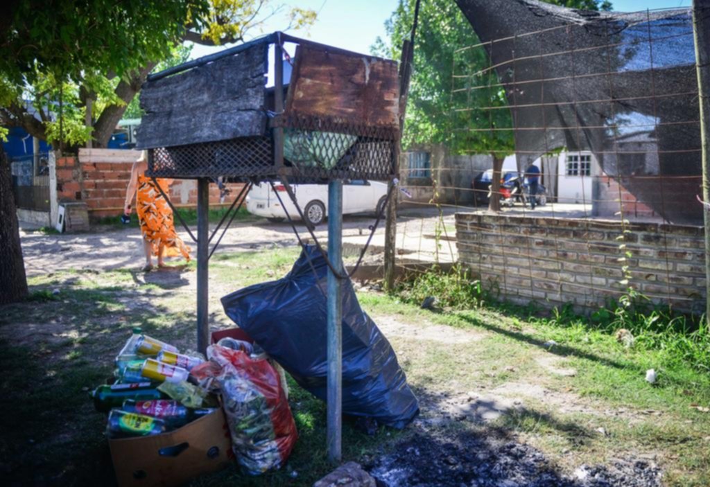 El dolor por un crimen y una fiesta de la que hablan todos los vecinos