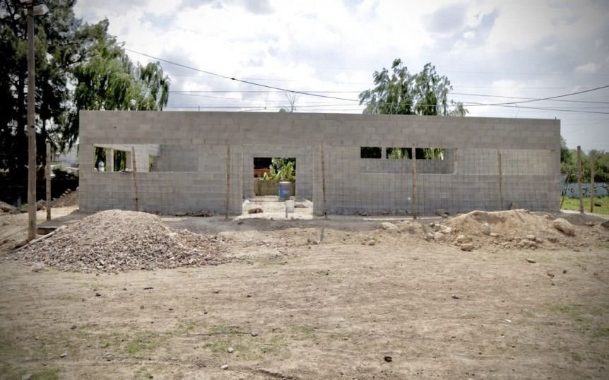 Continúan las obras en el SUM de Villa Alcira
