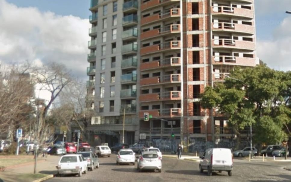 ¿Violencia de género o abuso? Confuso episodio en un edificio abandonado de Plaza Rocha