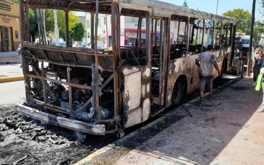 Colectivo de la línea 257 se incendió en Ezpeleta