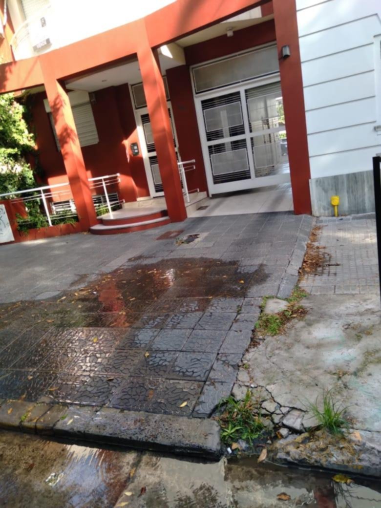 Cañería rota complica a un edificio de 39 entre 14 y 15