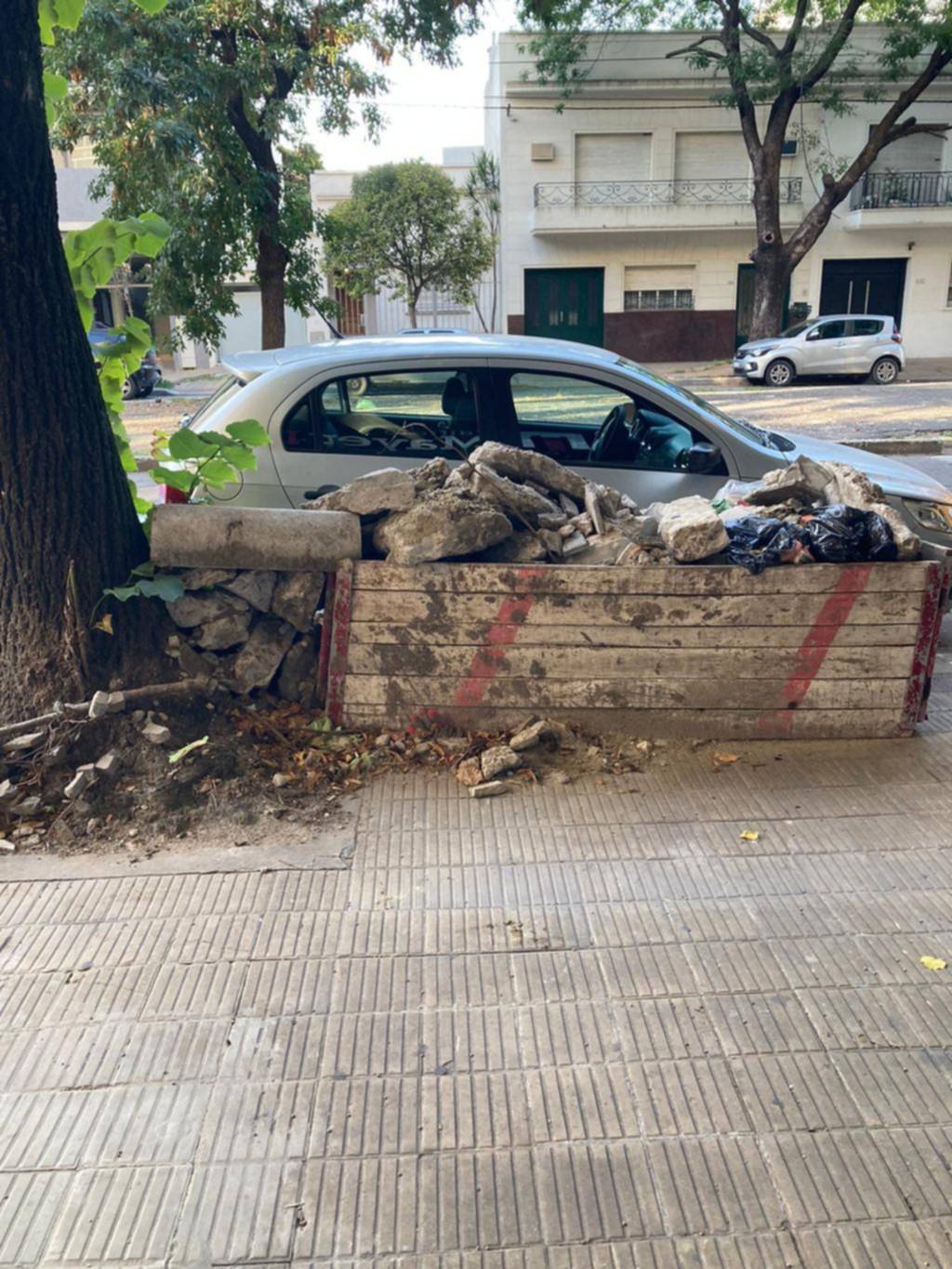 Tres meses cumplió una queja por escombros