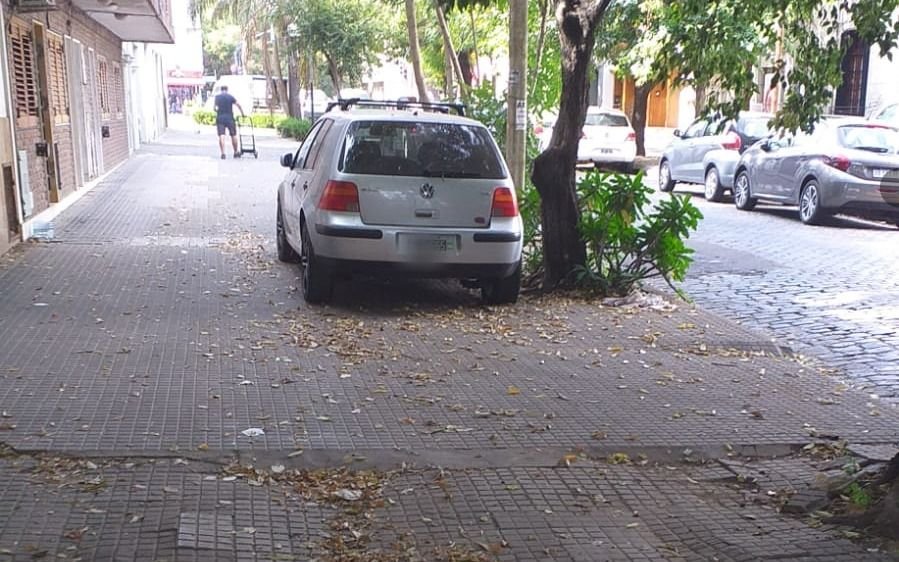 Una fiesta del "estaciono donde quiero" en la zona de 5 y 40, y Los Hornos suma casos