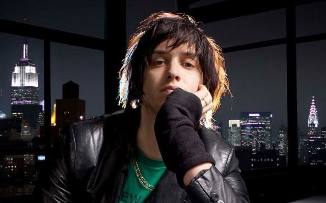 Julián Casablancas llegó a Argentina: sus fans lo recibieron con dos regalos bien nacionales