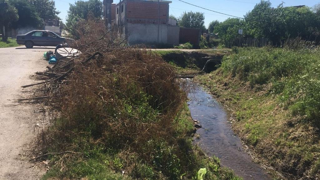 En Los Hornos, advierten por un “basural” en un desagüe