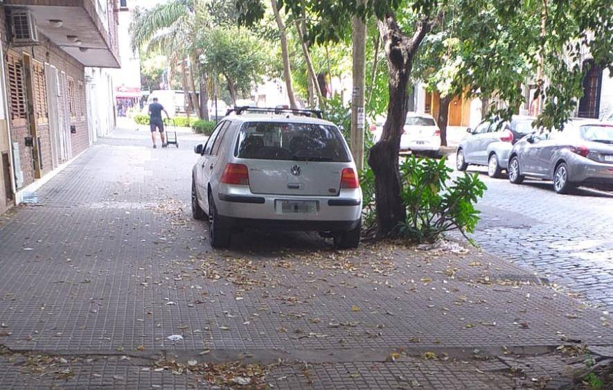 Reclamo por vehículos estacionados en las veredas
