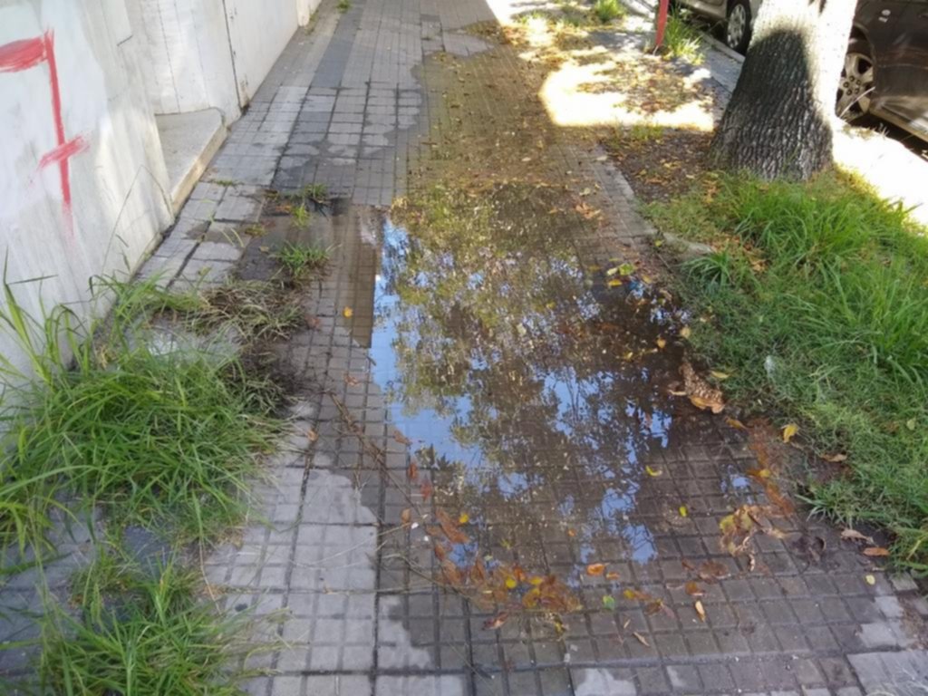 Una pérdida de agua complica a vecinos de 59 entre 1 y 2
