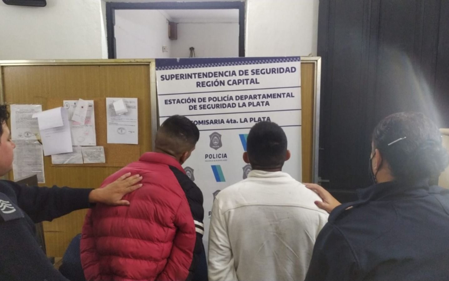 Cayeron dos "hombres gato" en La Plata: andaban por los techos de un barrio