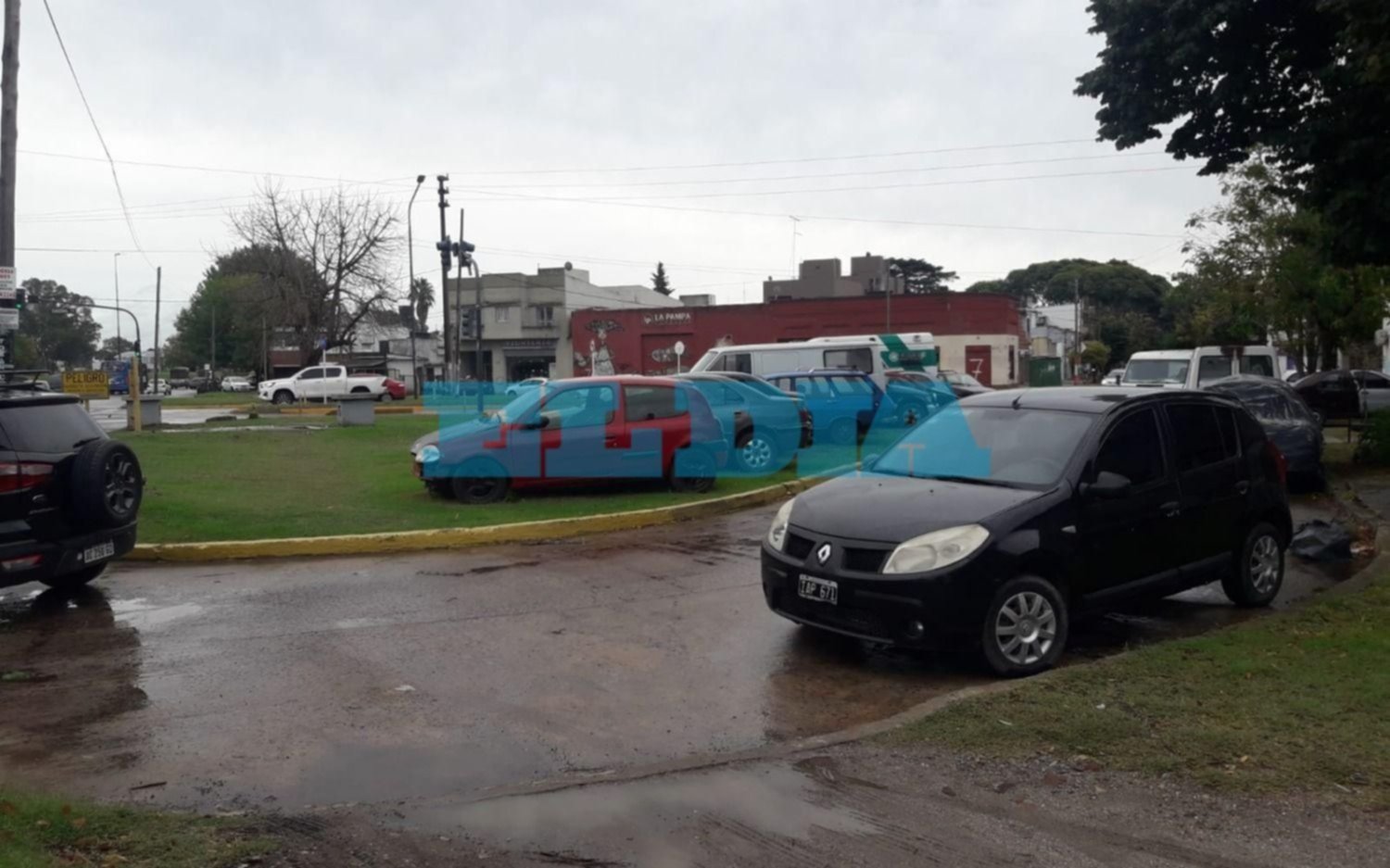 Estacioná donde quieras: "Era una plazoleta, se convirtió es una playa de estacionamiento a cielo abierto"