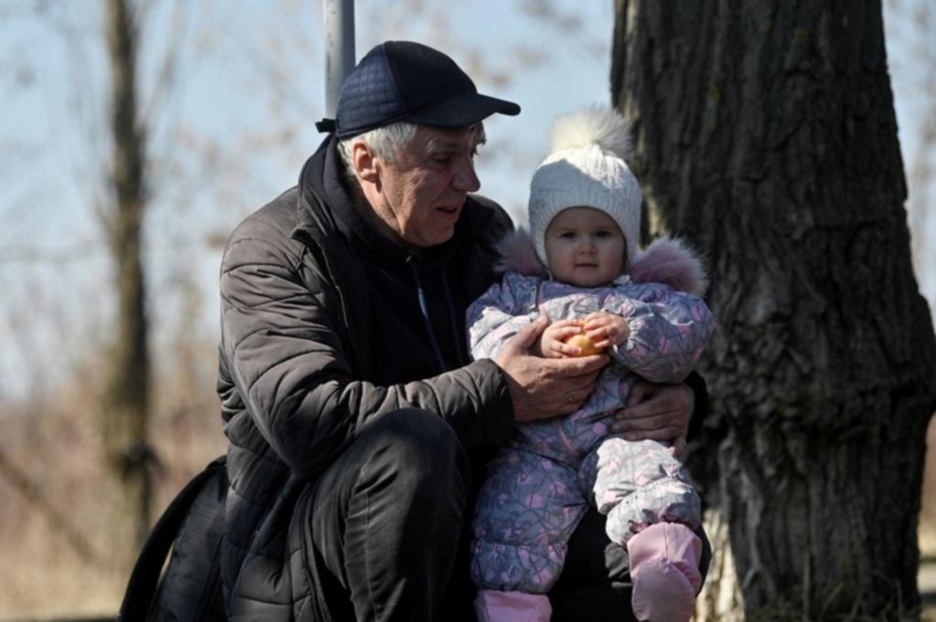Abuelos y niños, el drama de escapar con lo puesto y dejar a familiares detrás