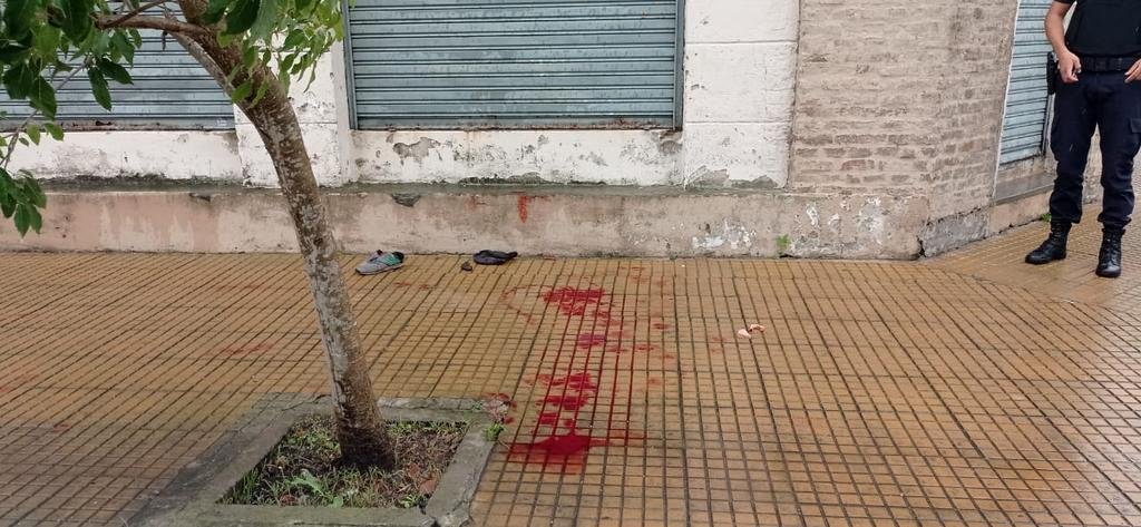 Conmoción en Ensenada: un jubilado se pegó un tiro en la calle