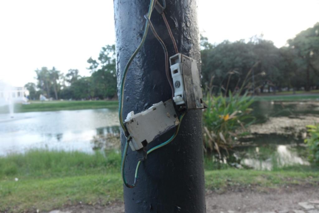 Advierten por el peligro de cables sueltos en Parque Saavedra