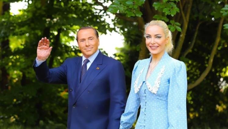 Berlusconi se “casó” con su novia 53 años menor